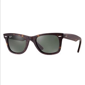 Ray-Ban ‘NEW WAYFARER CLASSIC’